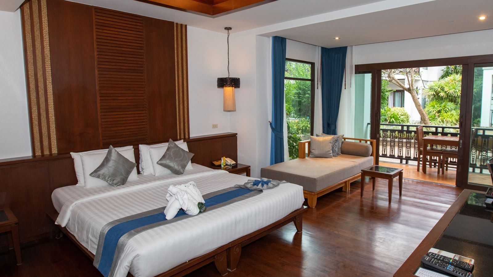 rooms-deluxe-pool-side