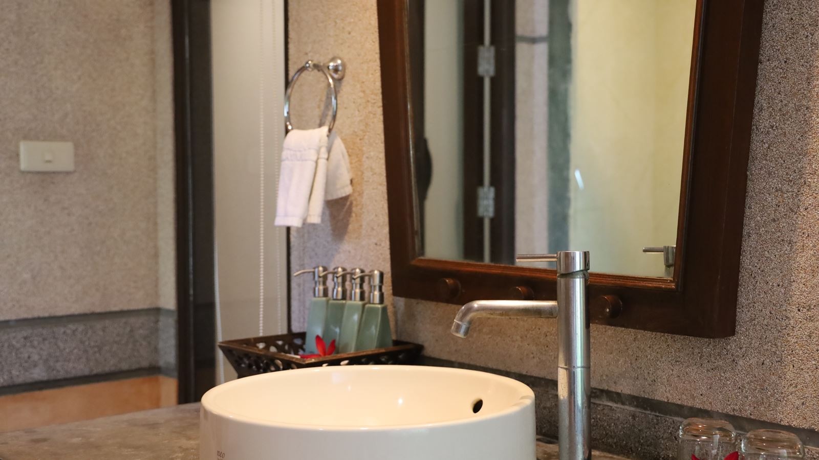 rooms-deluxe-pool-side