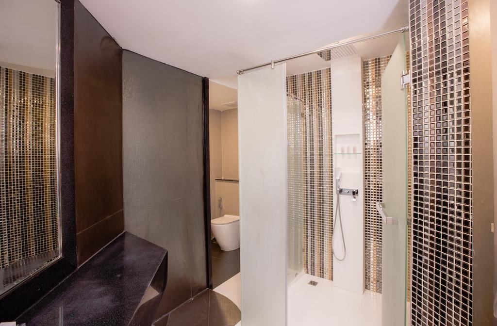 rooms-family-room-pool-view