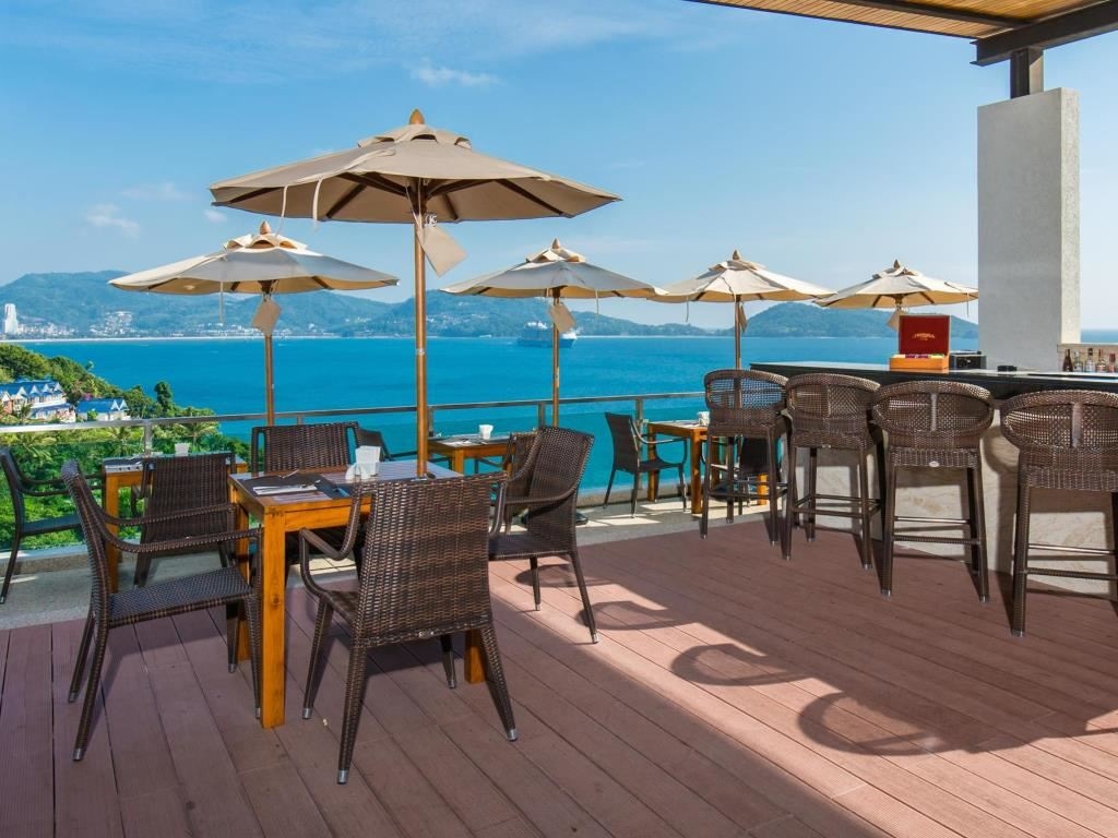 restaurants-the-deck-pool-bar