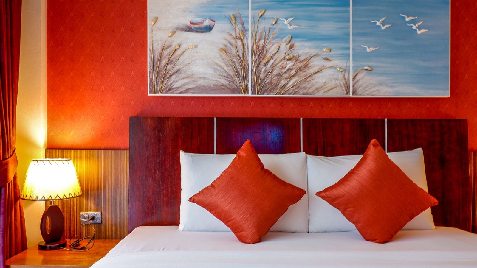 rooms-deluxe-pool-view-room