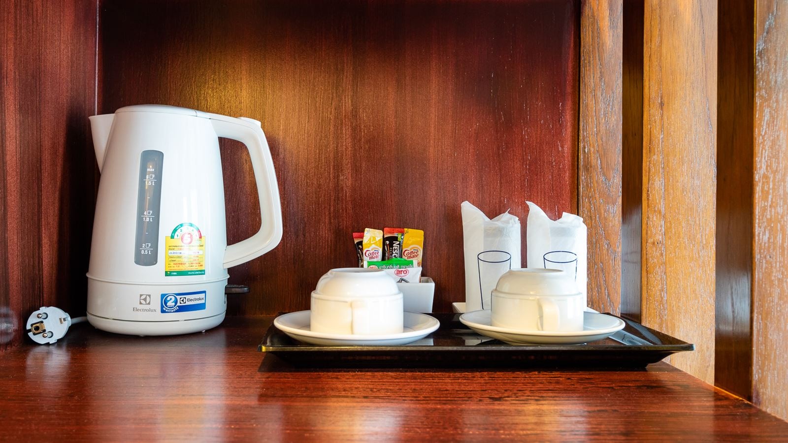 rooms-deluxe-pool-view-room