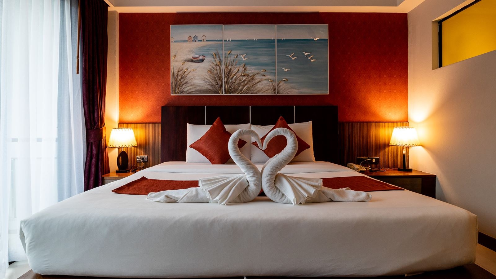 rooms-deluxe-pool-view-room