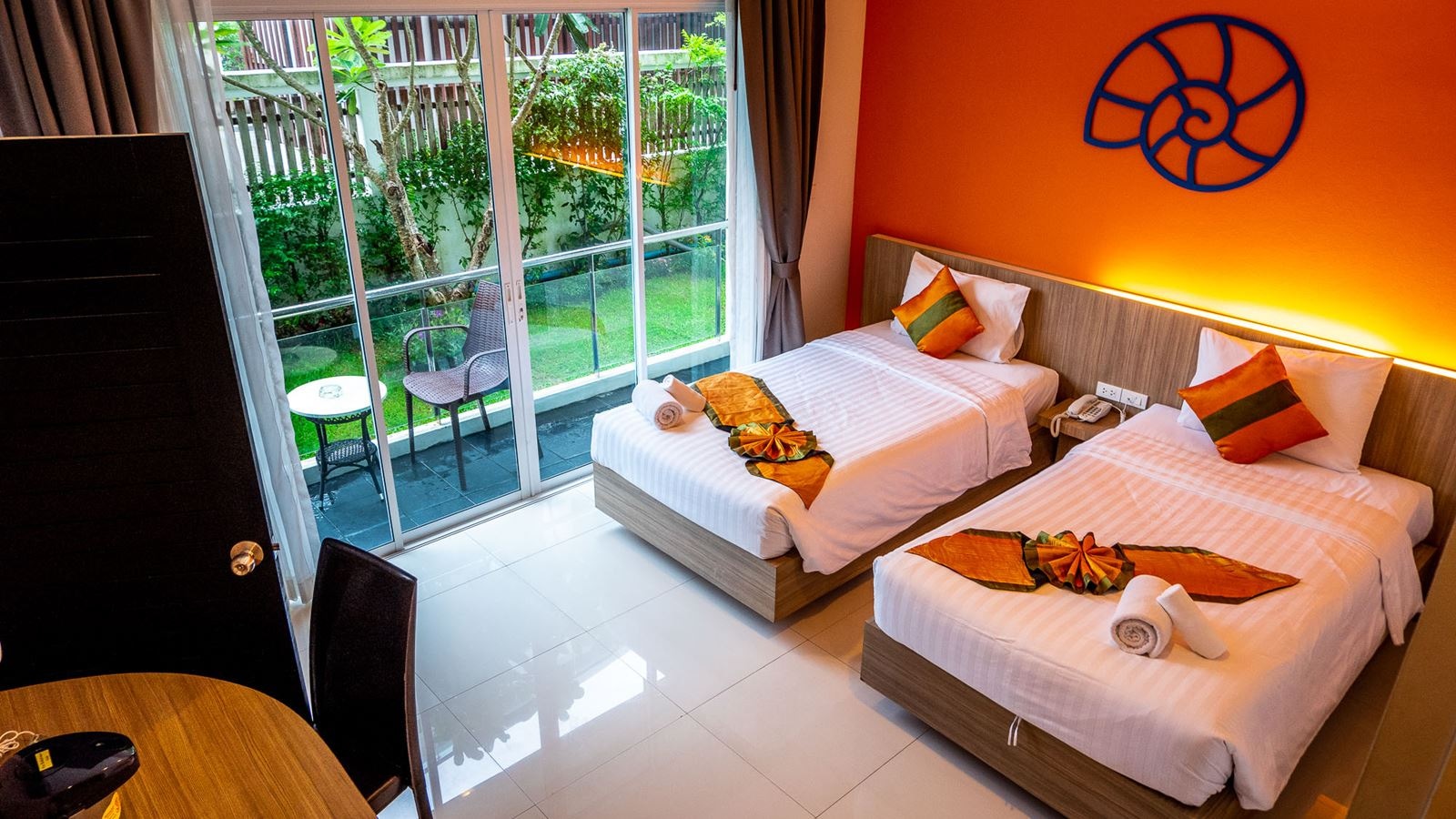 rooms-deluxe-charming-room