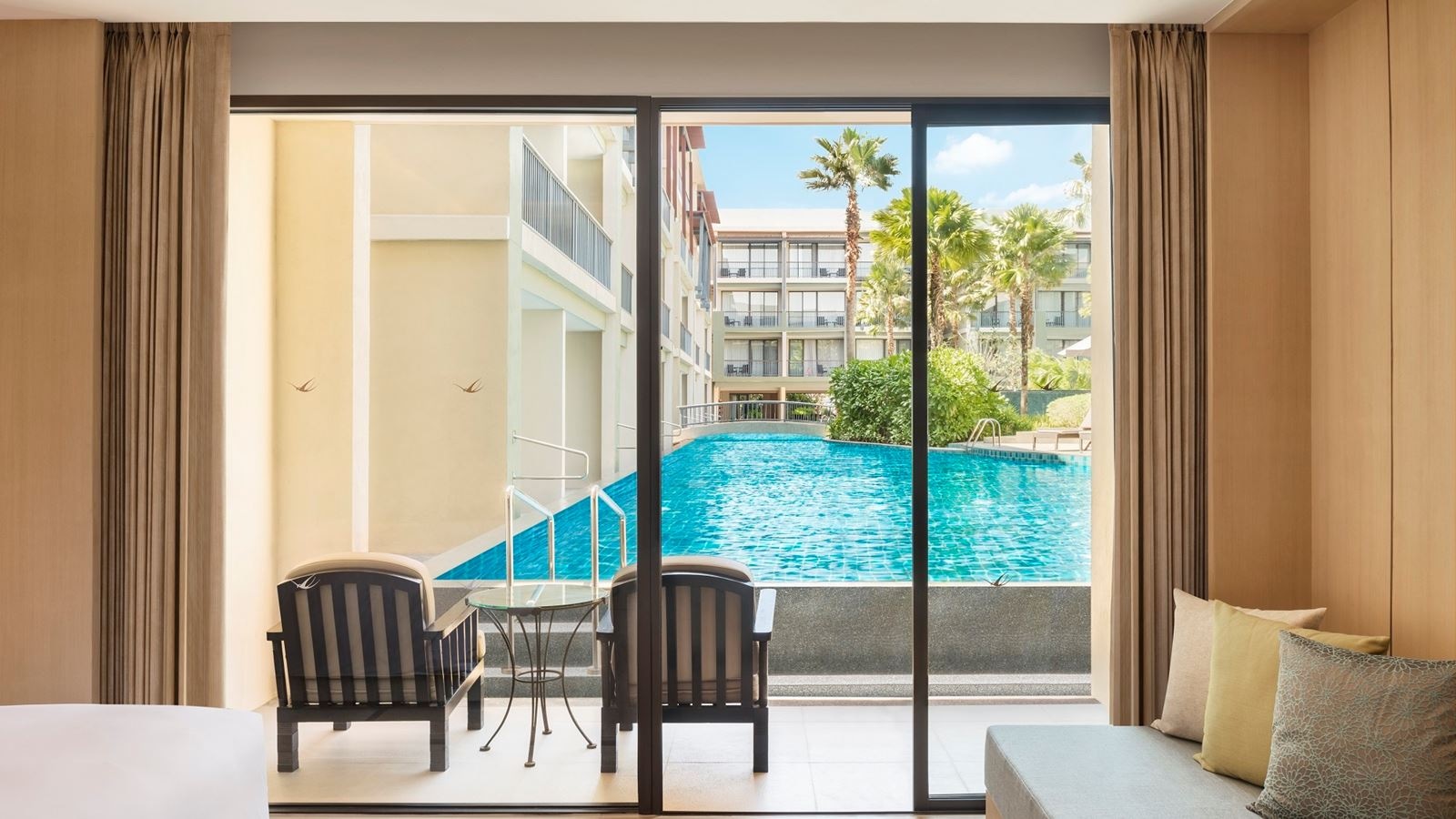 rooms-family-guest-room-pool-access