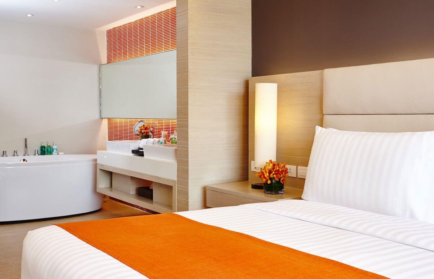 rooms-junior-suite-ocean-front-balcony