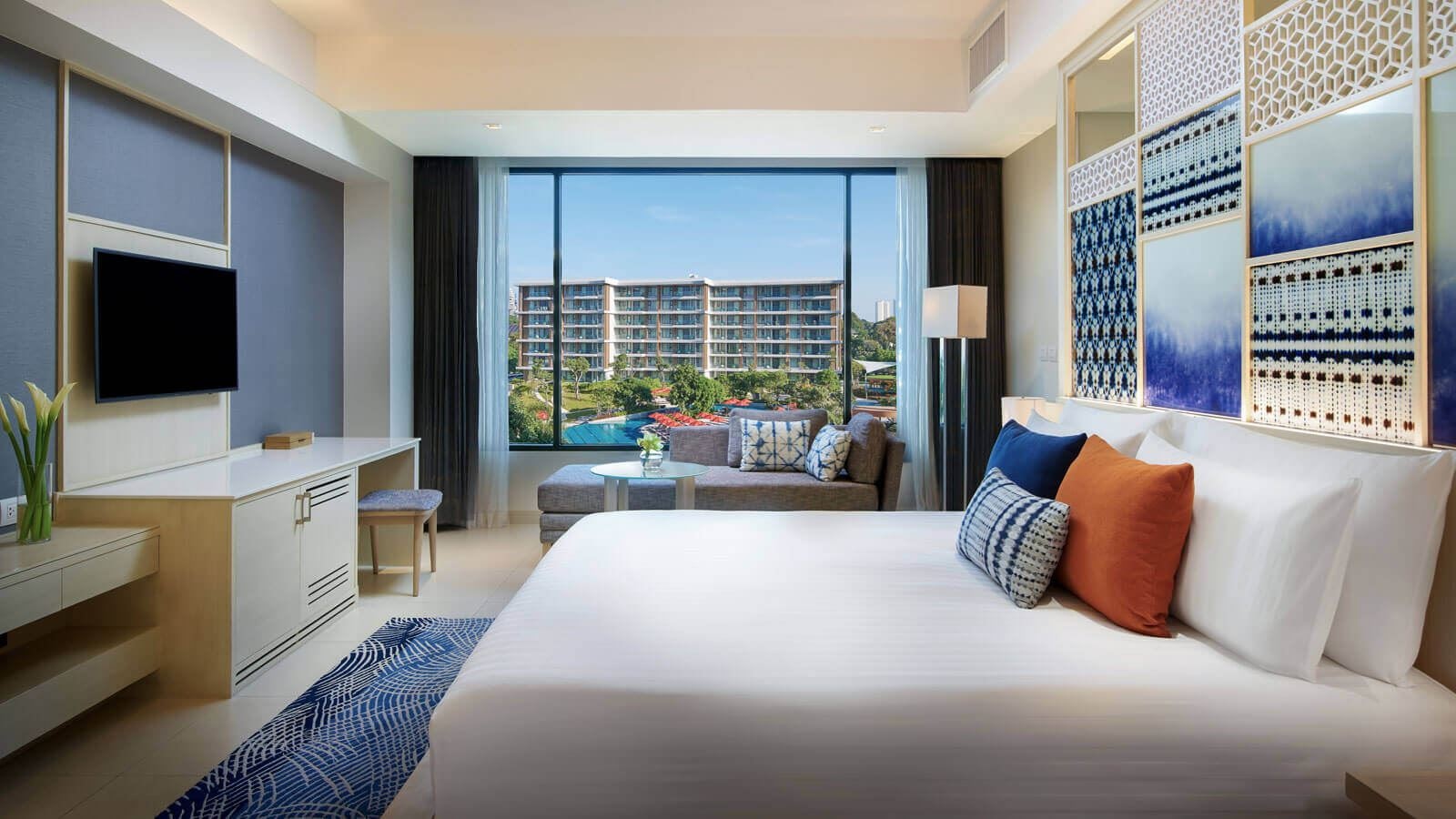 rooms-deluxe-pool-view