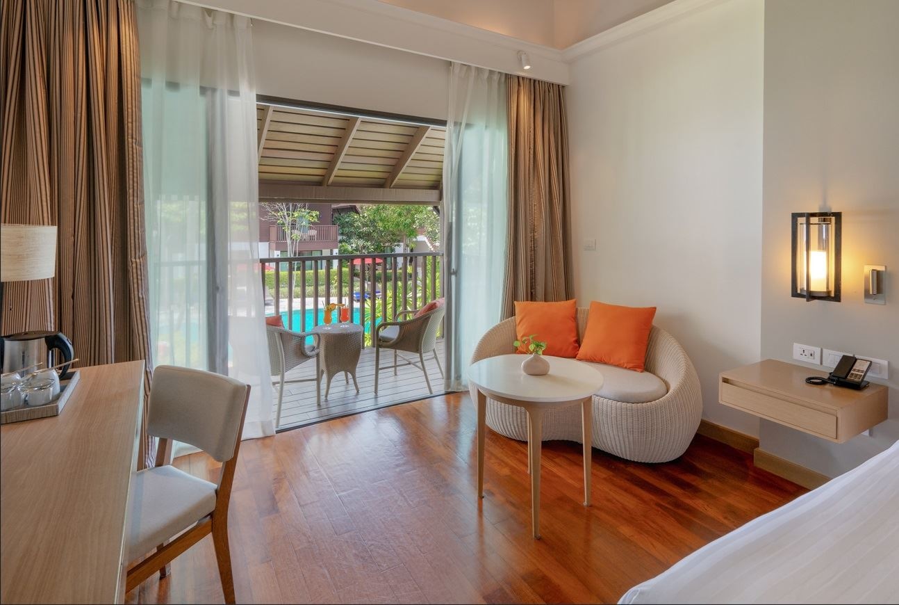 rooms-deluxe-pool-view