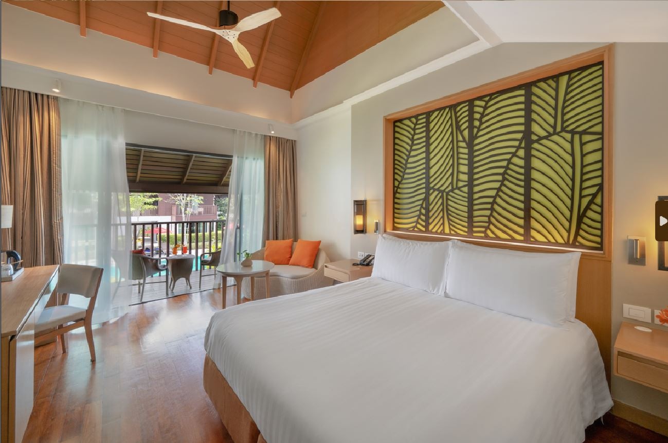 rooms-deluxe-pool-view