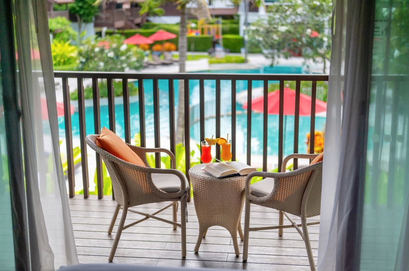 rooms-deluxe-pool-view