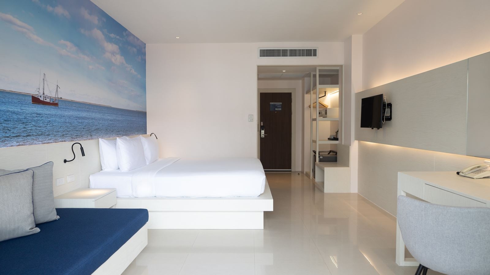 rooms-deluxe-renovated-pool-view