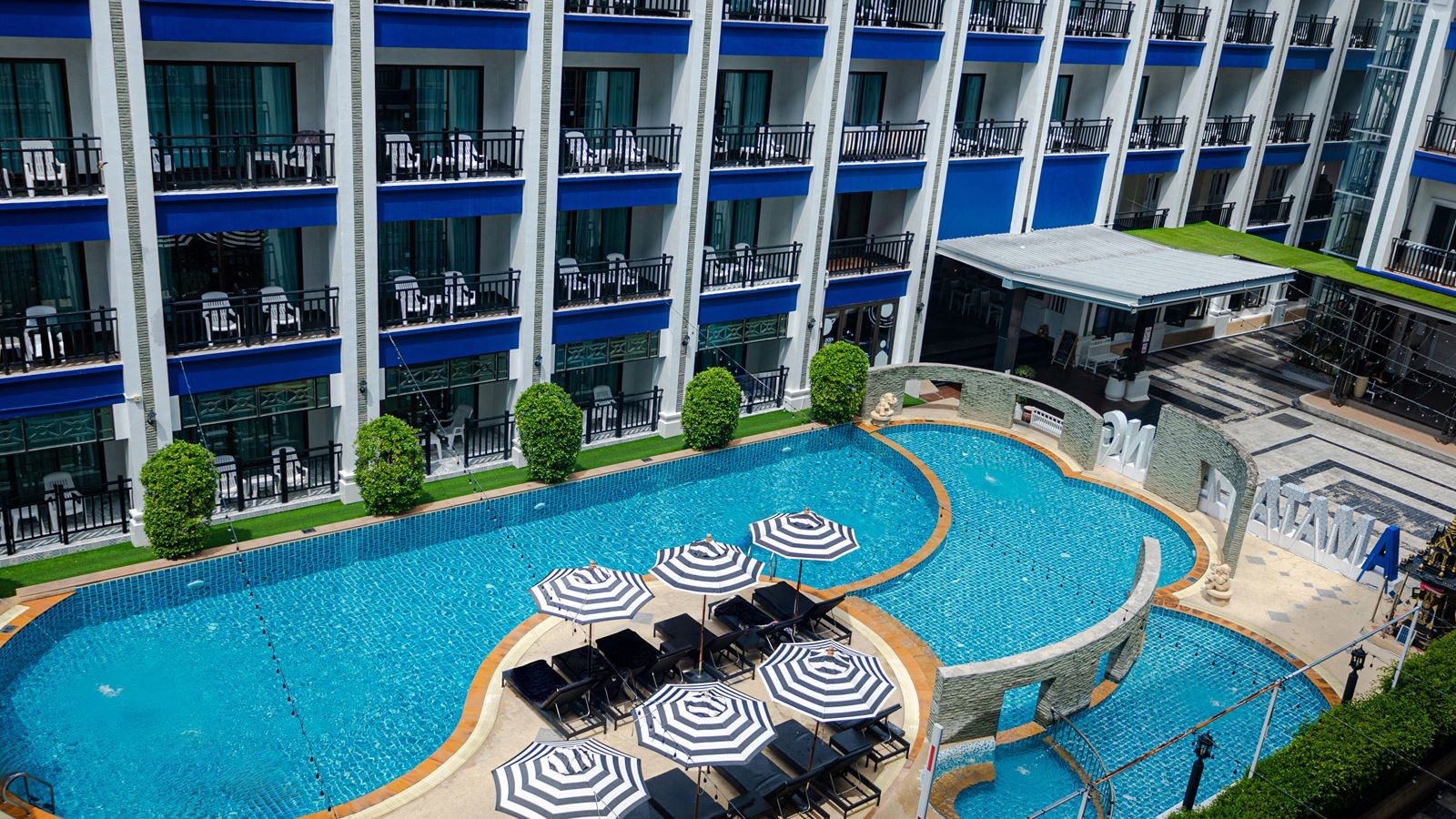 rooms-deluxe-renovated-pool-view