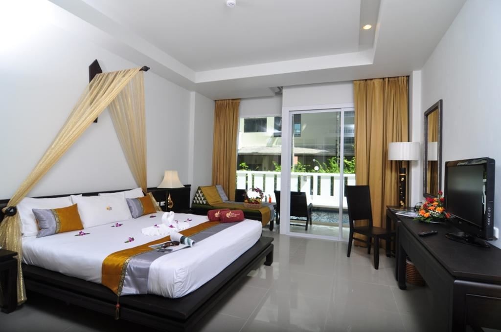 rooms-premier-pool-access