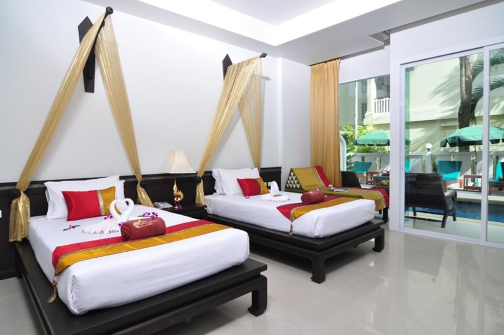 rooms-premier-pool-access