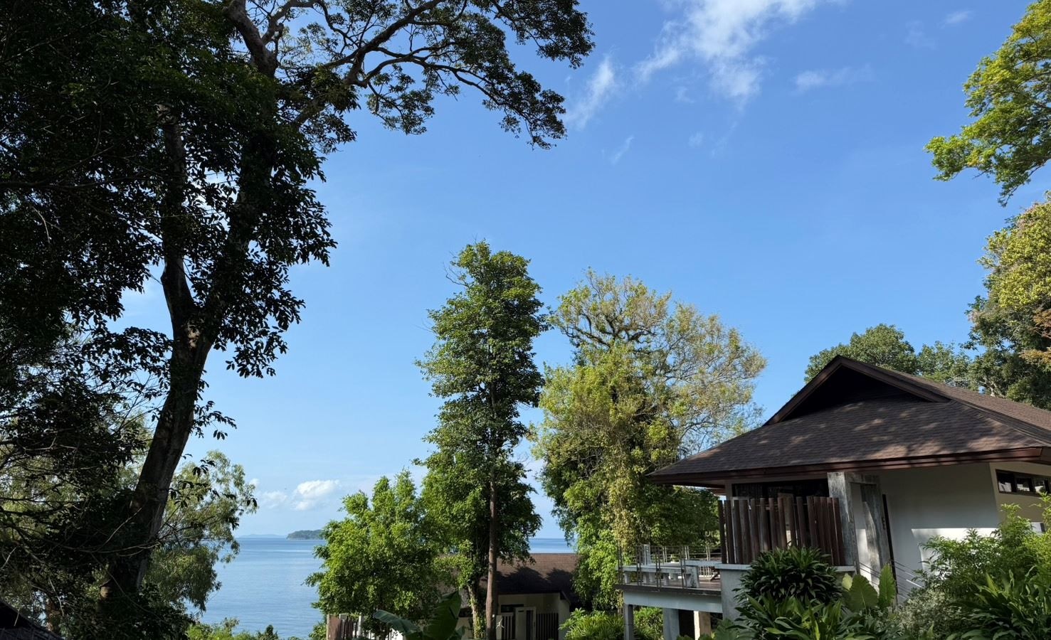 rooms-deluxe-pavilion-seaview