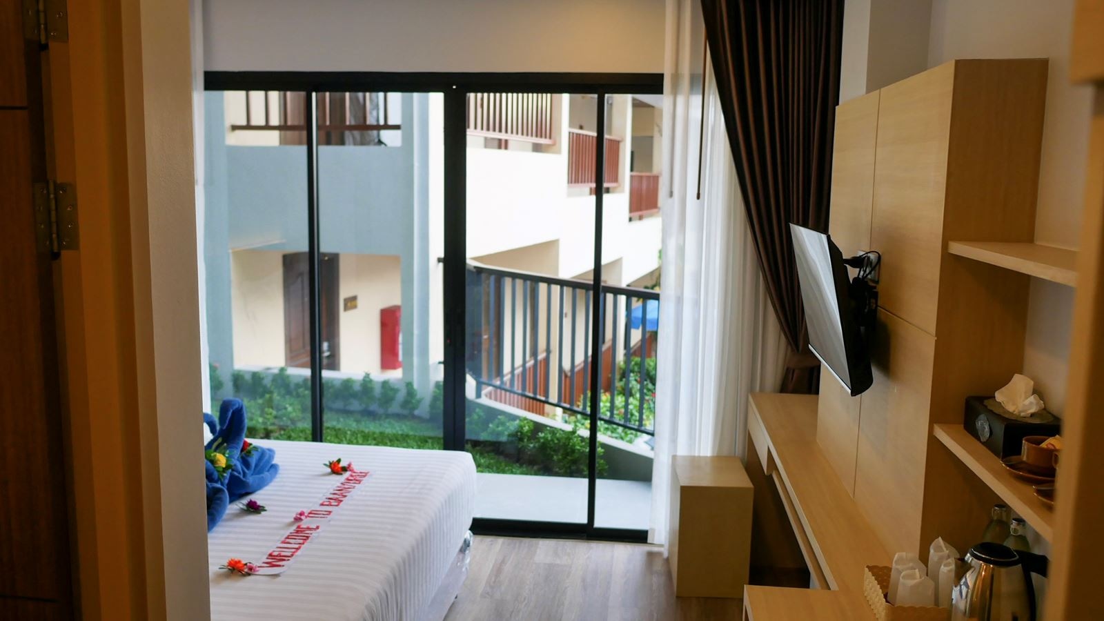 rooms-cozy-pool-view