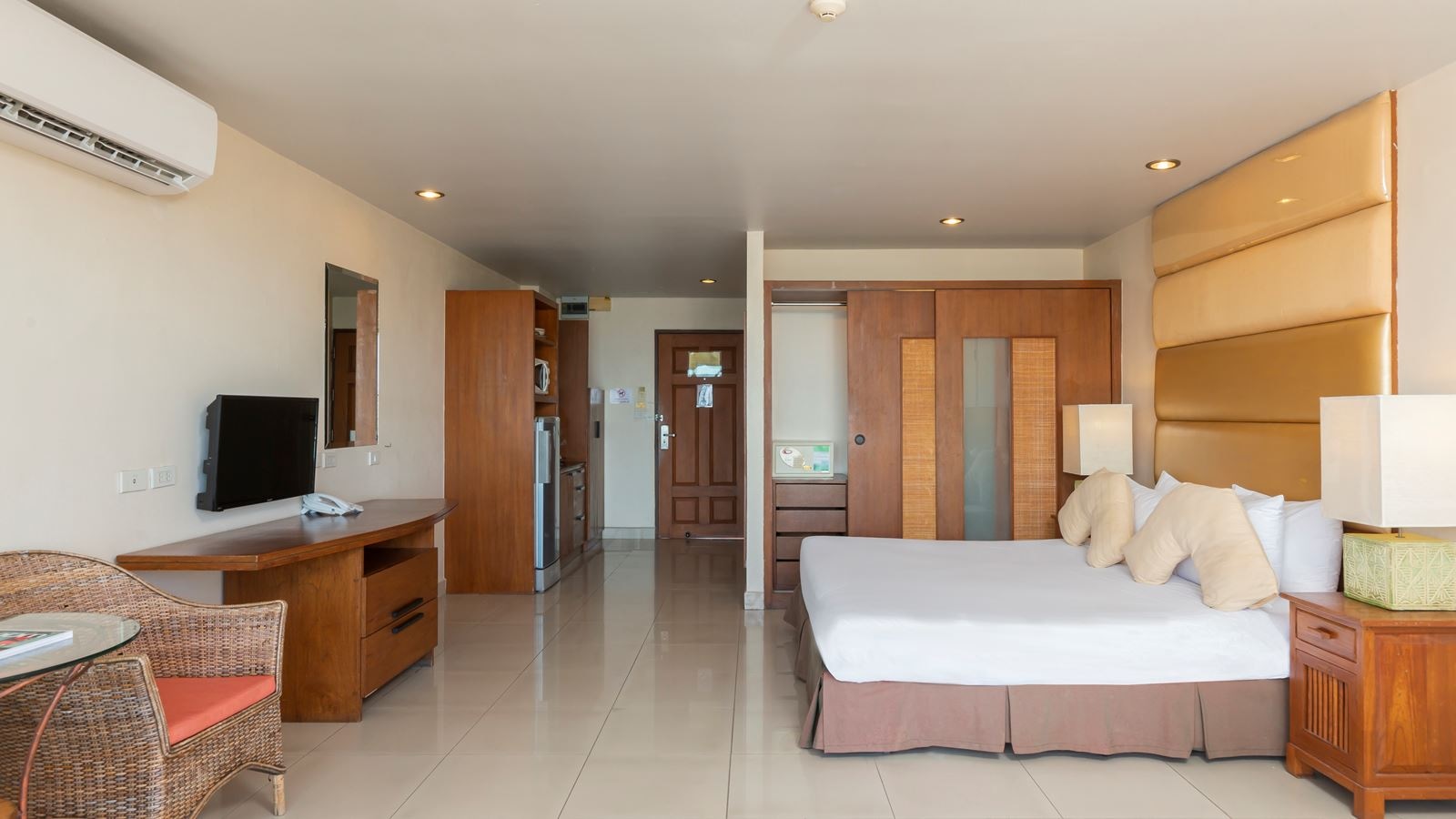 rooms-deluxe-sea-view--double-room-only-double-bed-