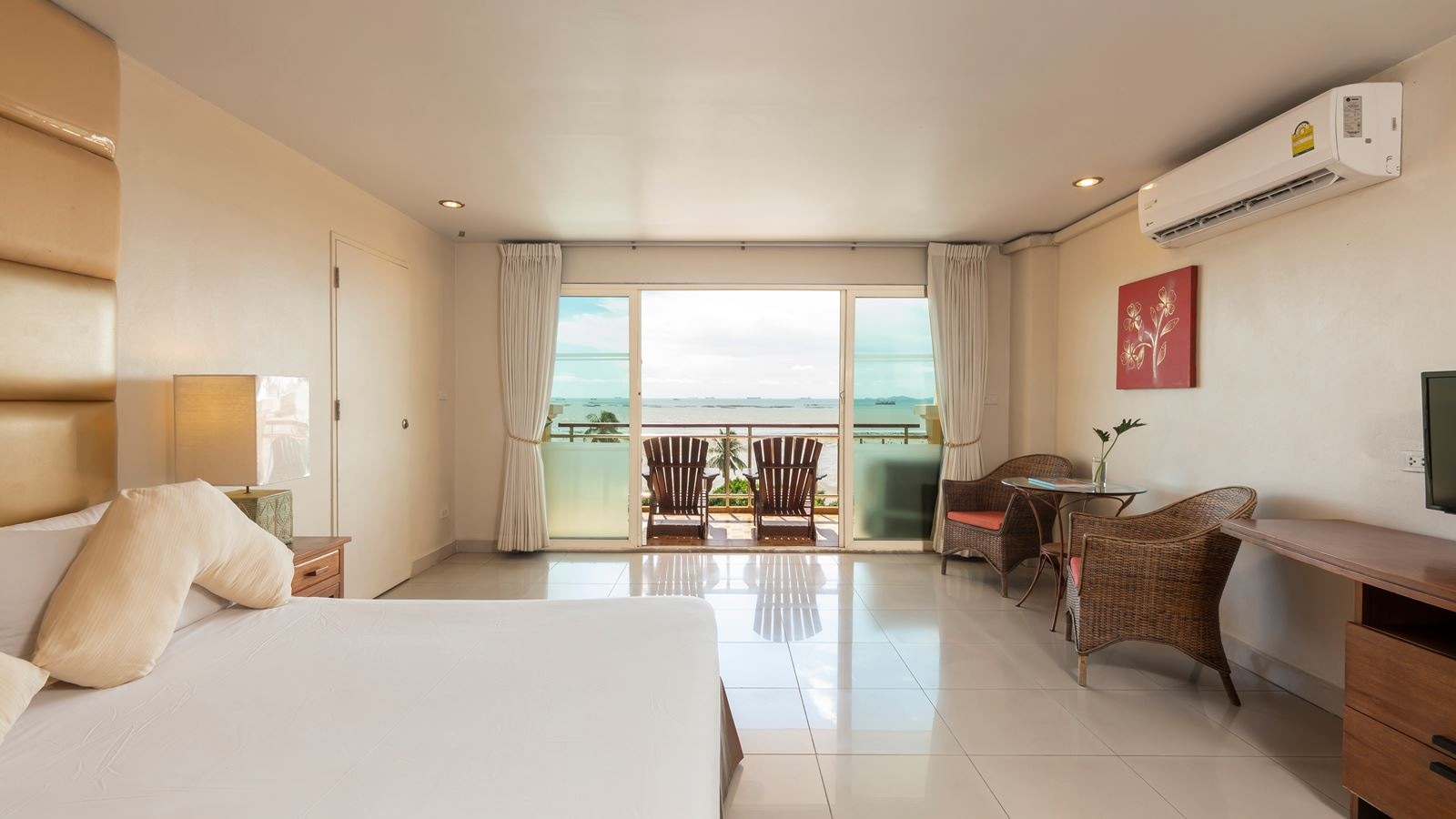rooms-deluxe-sea-view--double-room-only-double-bed-