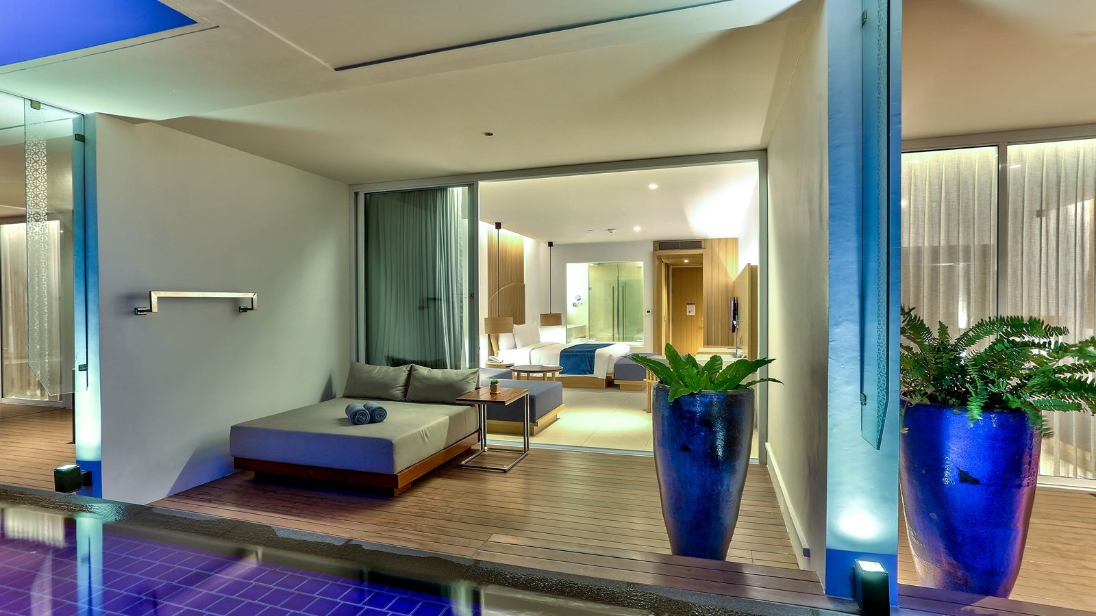 rooms-deluxe-room-pool-access