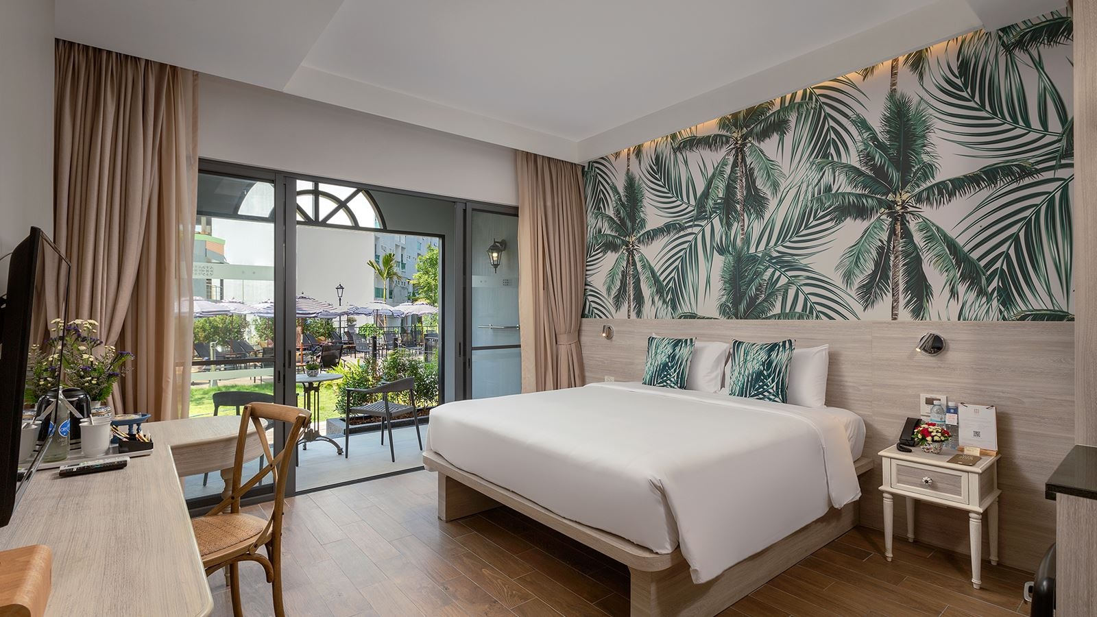 rooms-studio-pool-access