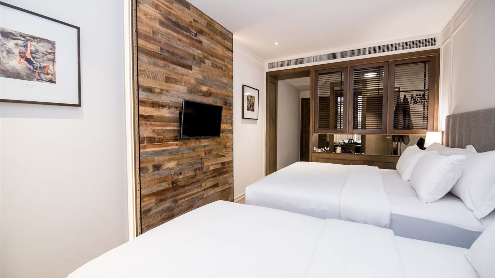 rooms-superior-pool-facing