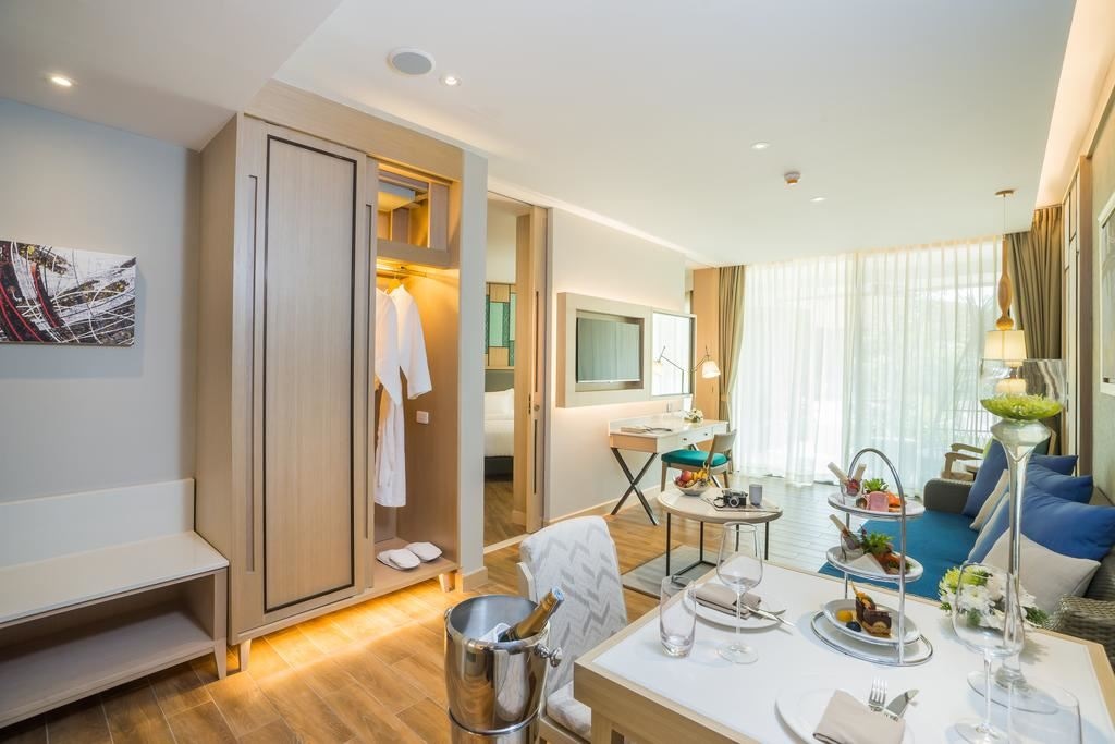 rooms-pool-access-suite