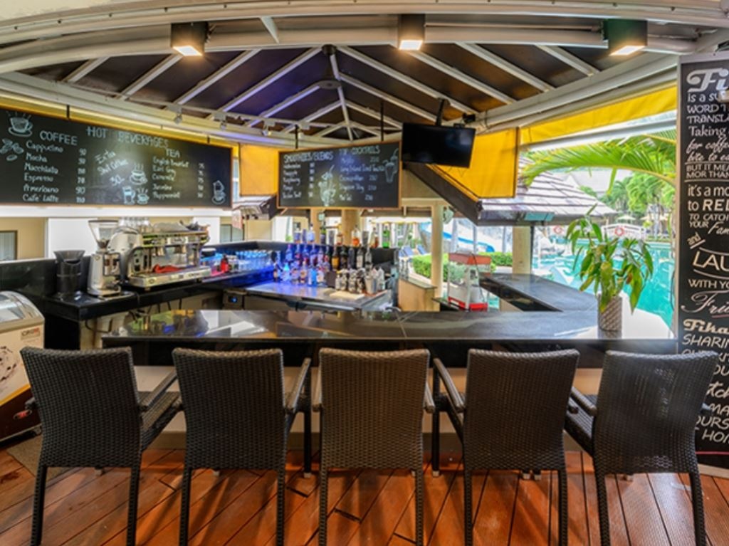 bars-emerald-pool-bar