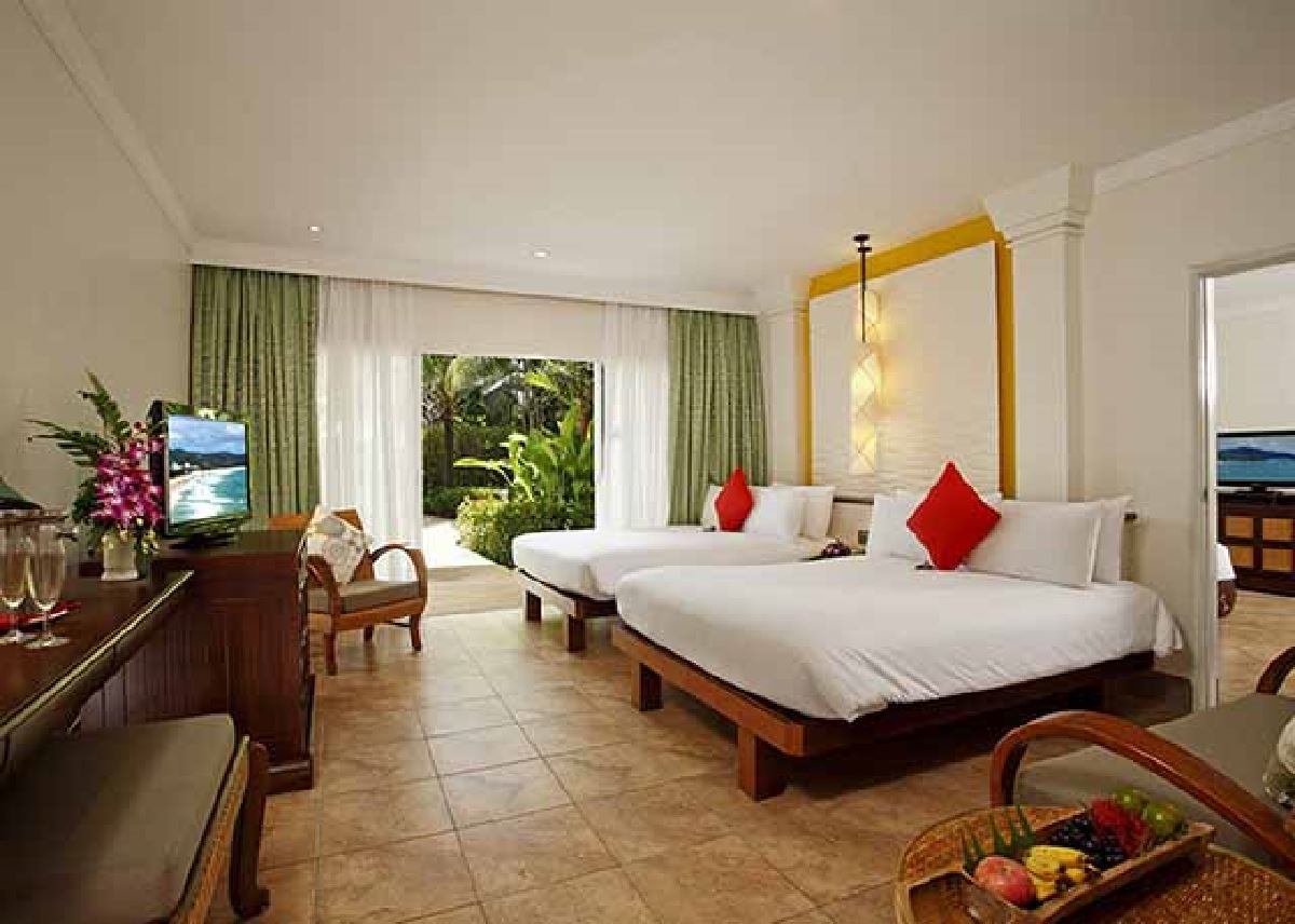 rooms-2-broom-premium-suite-pool-view