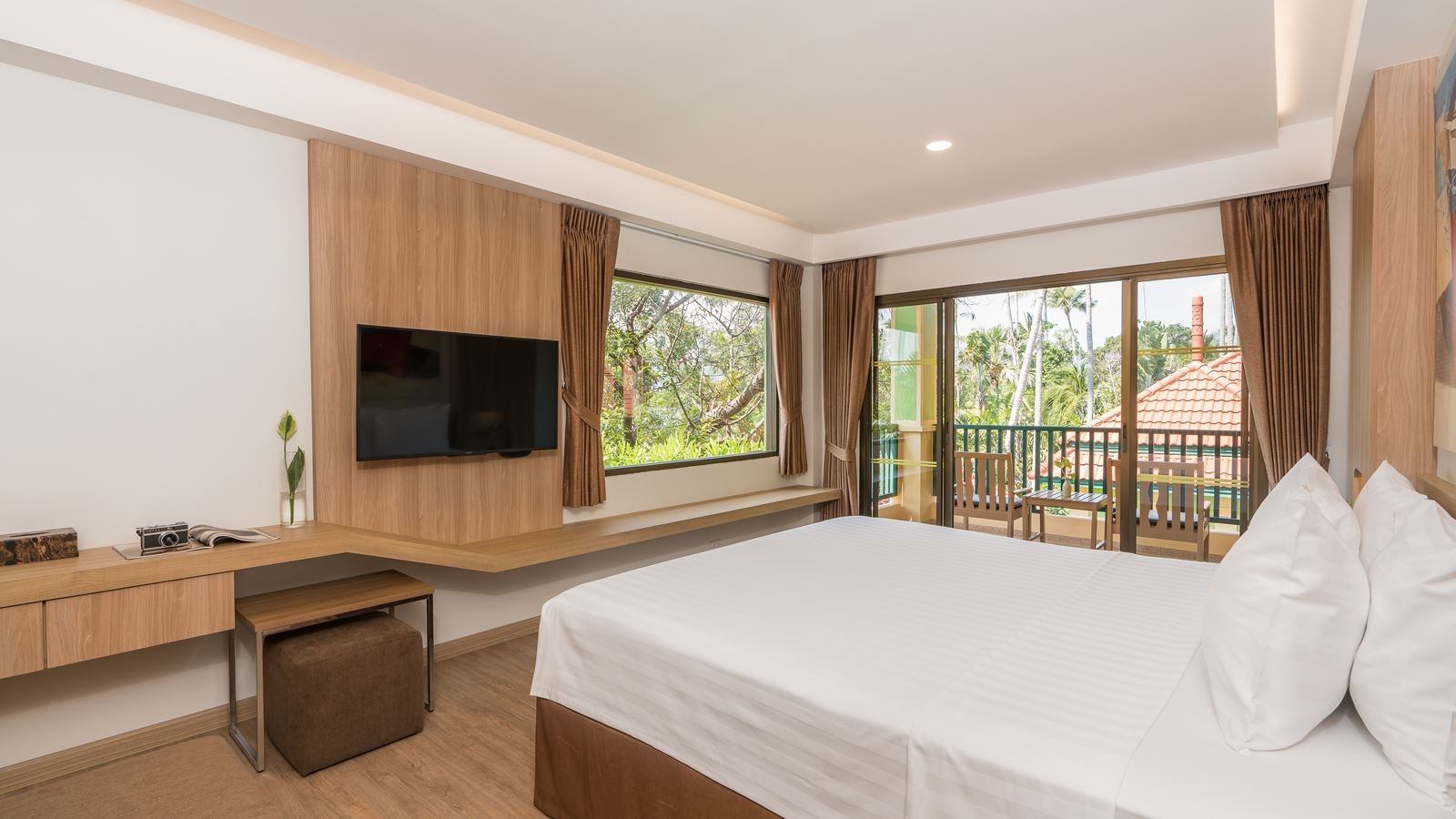 rooms-deluxe-building