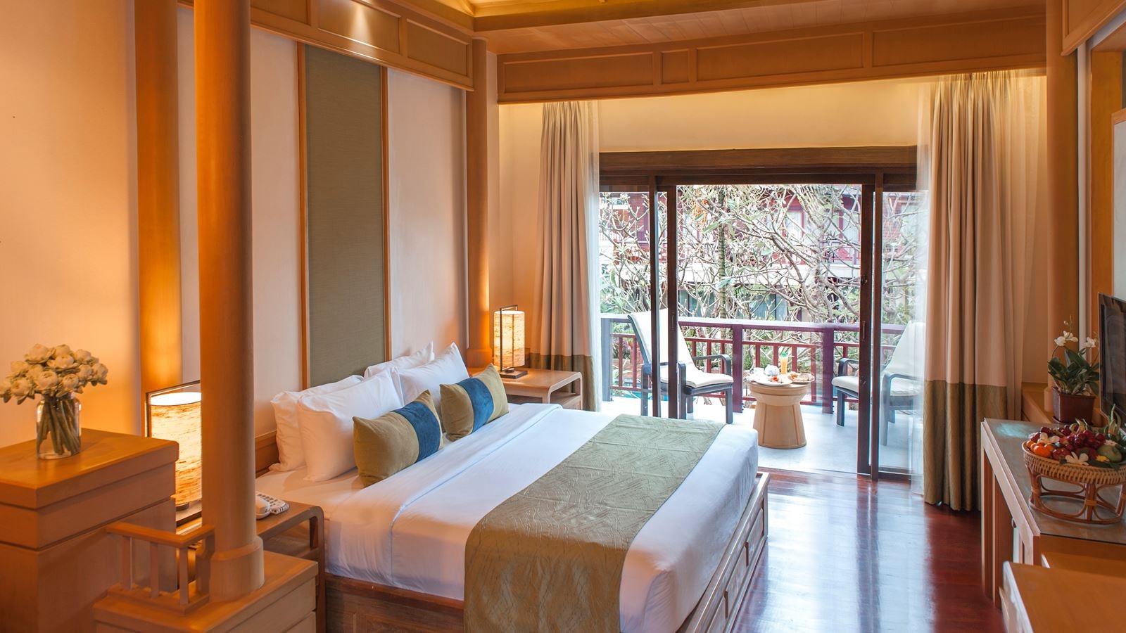 rooms-deluxe-regency-pool-view-room