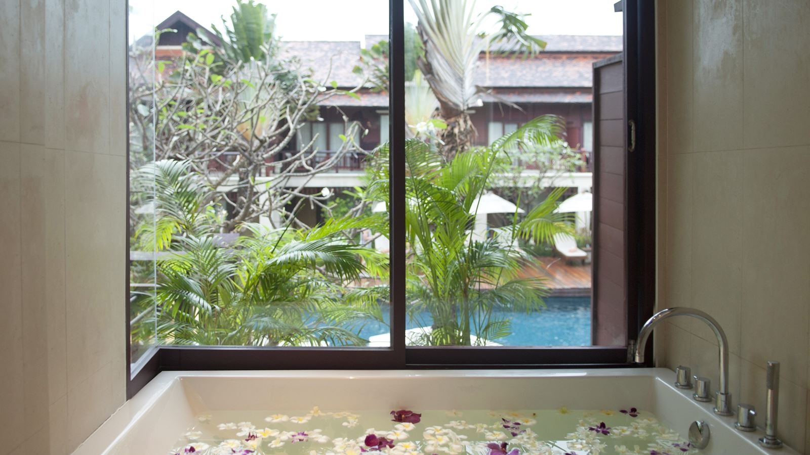 rooms-deluxe-regency-pool-view-room