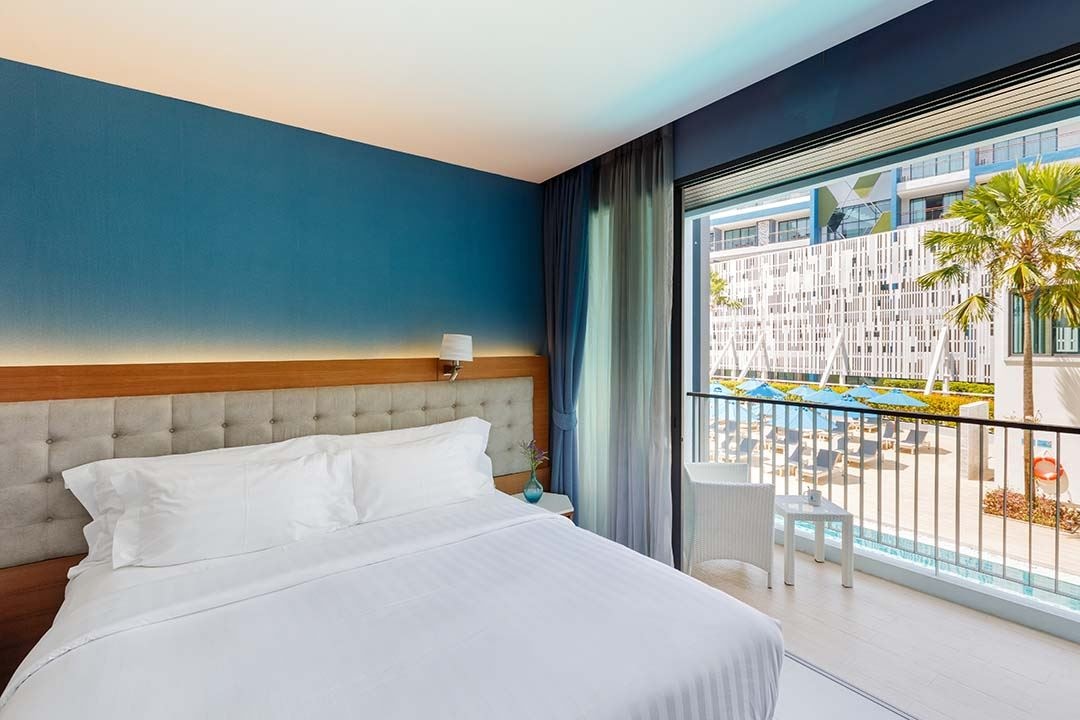 rooms-deluxe-pool-view-room