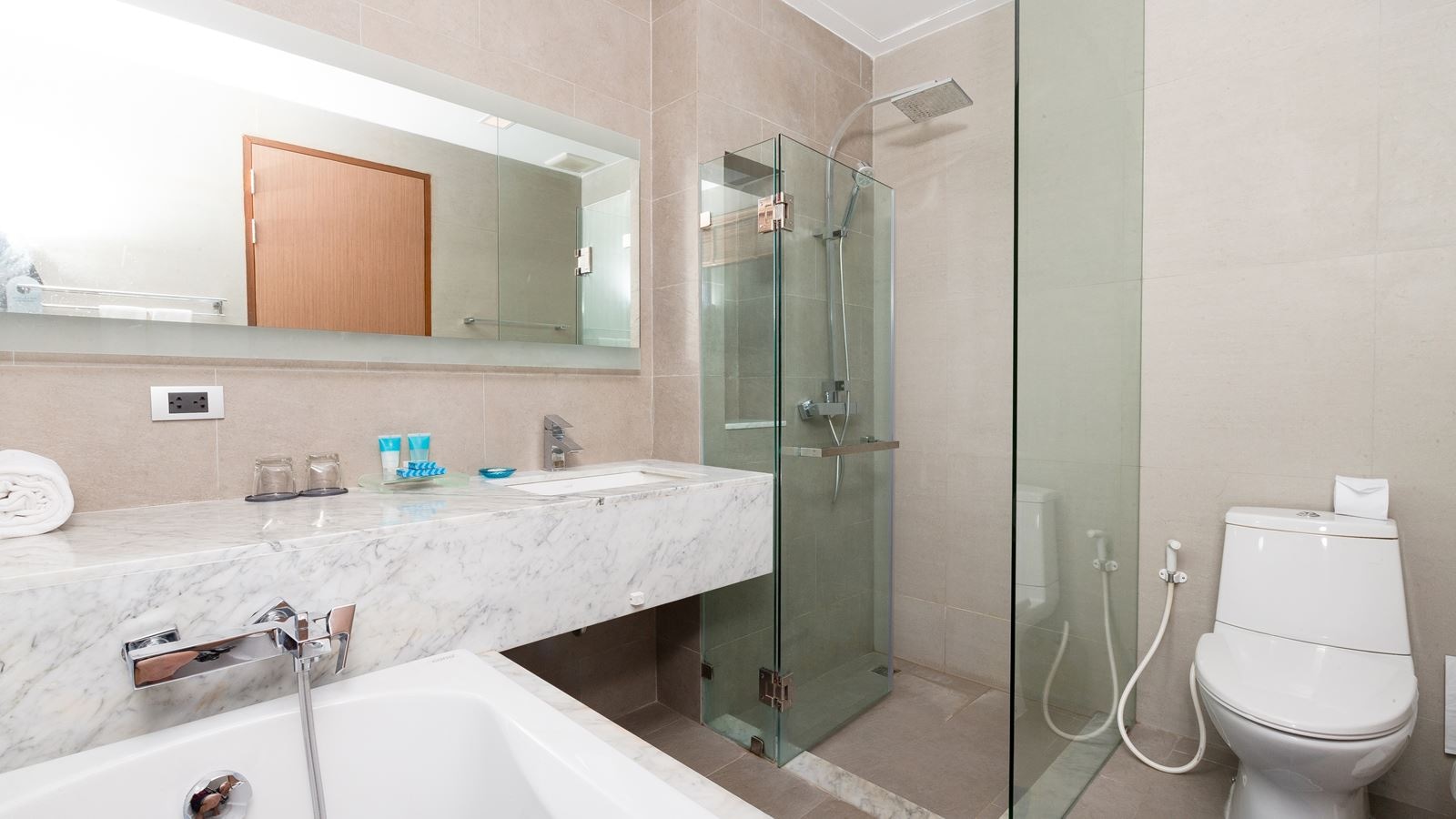 rooms-deluxe-pool-view-room