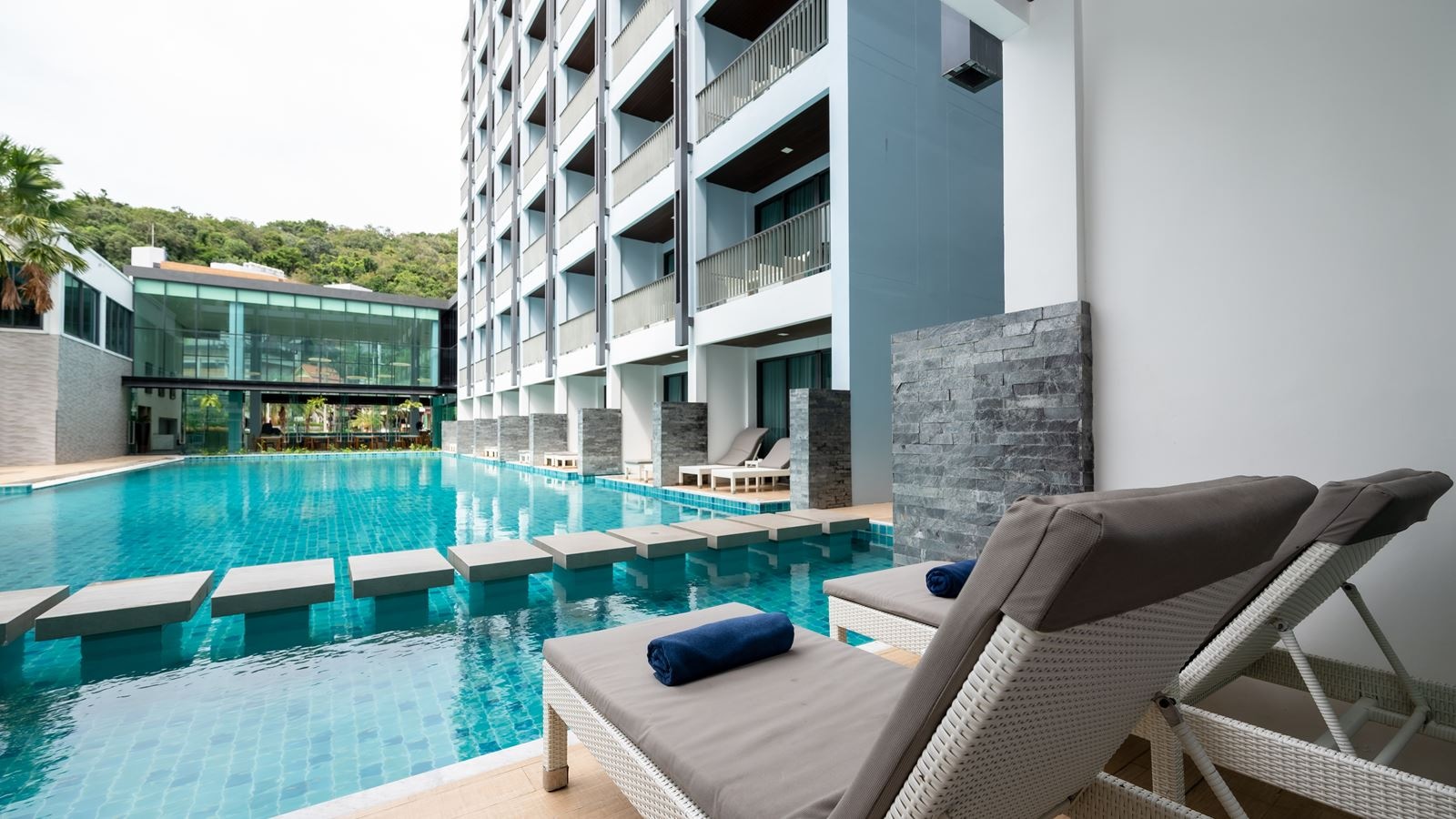 rooms-deluxe-pool-access