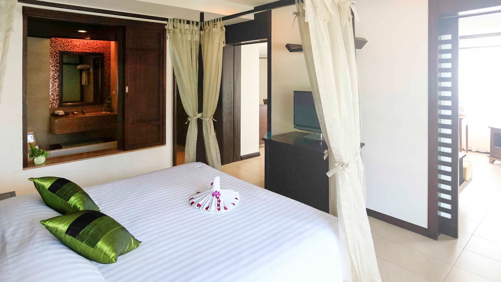 rooms-superior-main-room