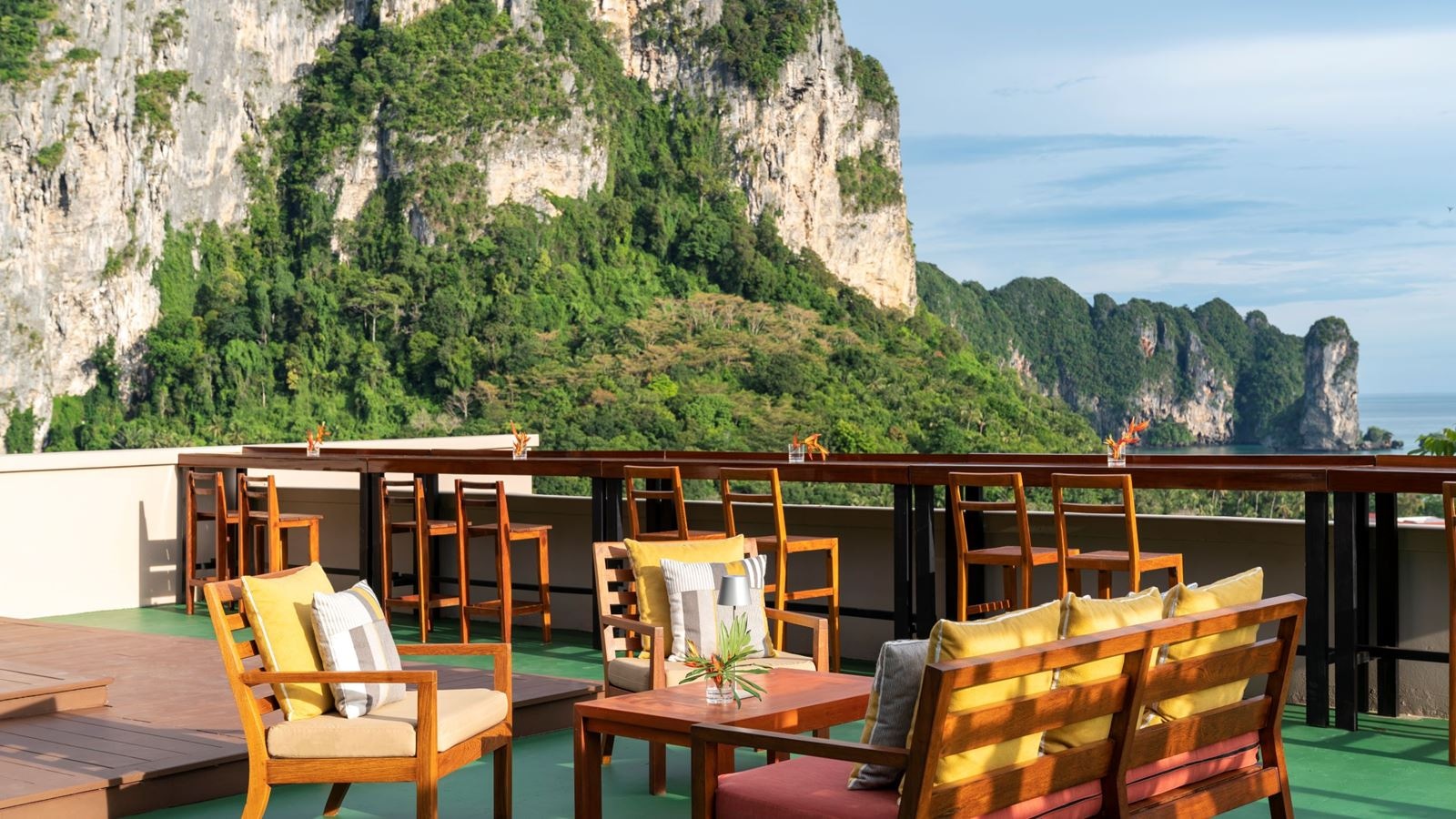 restaurants-the-peak-rooftop-bar