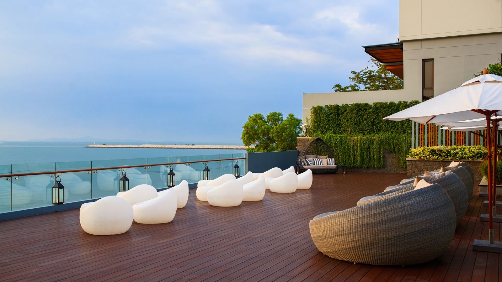 restaurants-pebbles-bar-and-grill