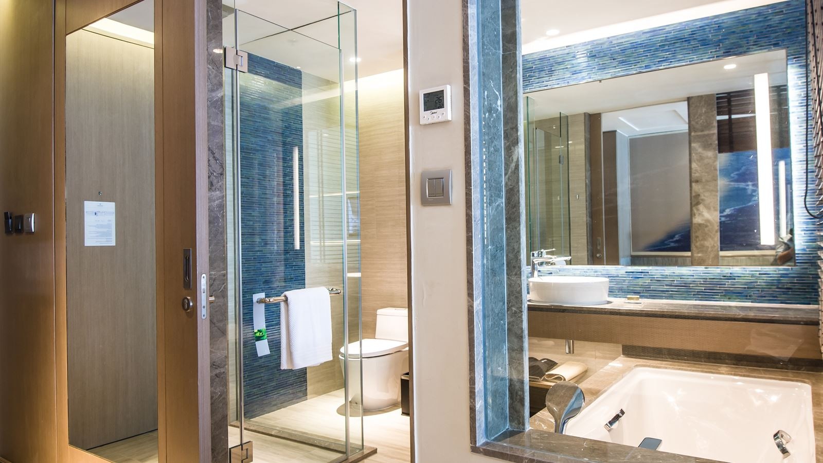 rooms-guestroom-balcony