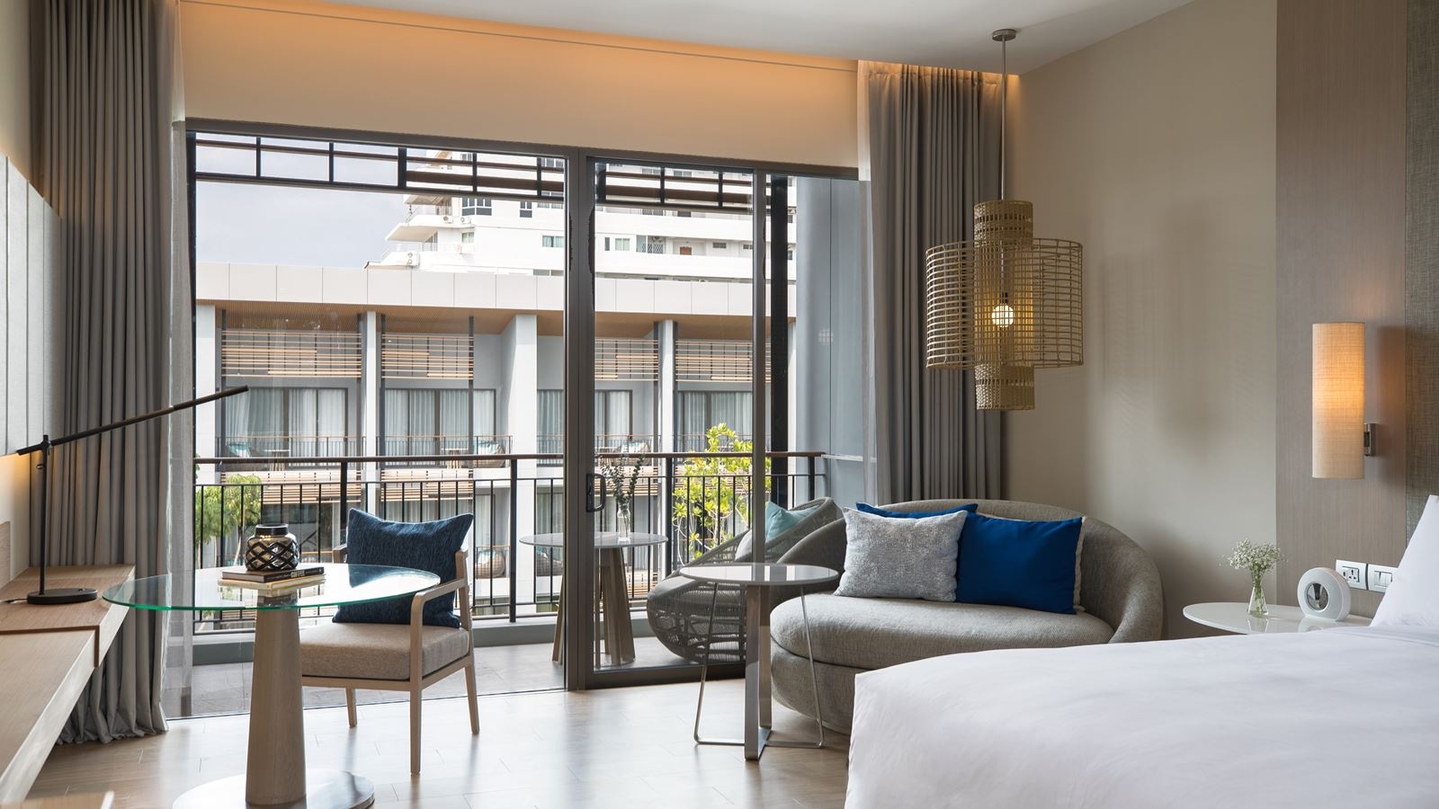 rooms-guestroom-balcony