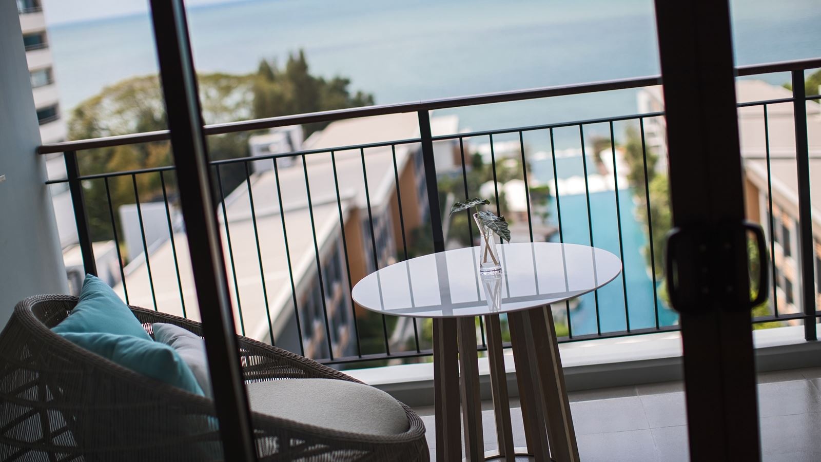 rooms-guestroom-balcony-seaview