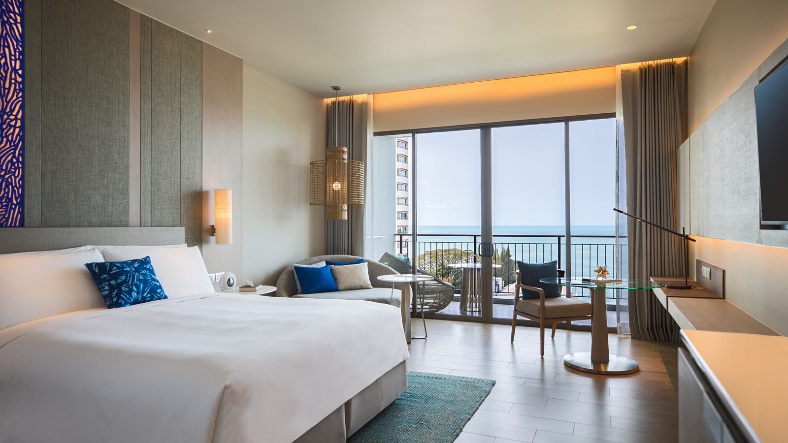 rooms-guestroom-balcony-seaview