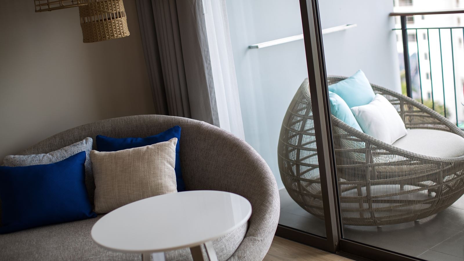 rooms-guestroom-balcony-seaview