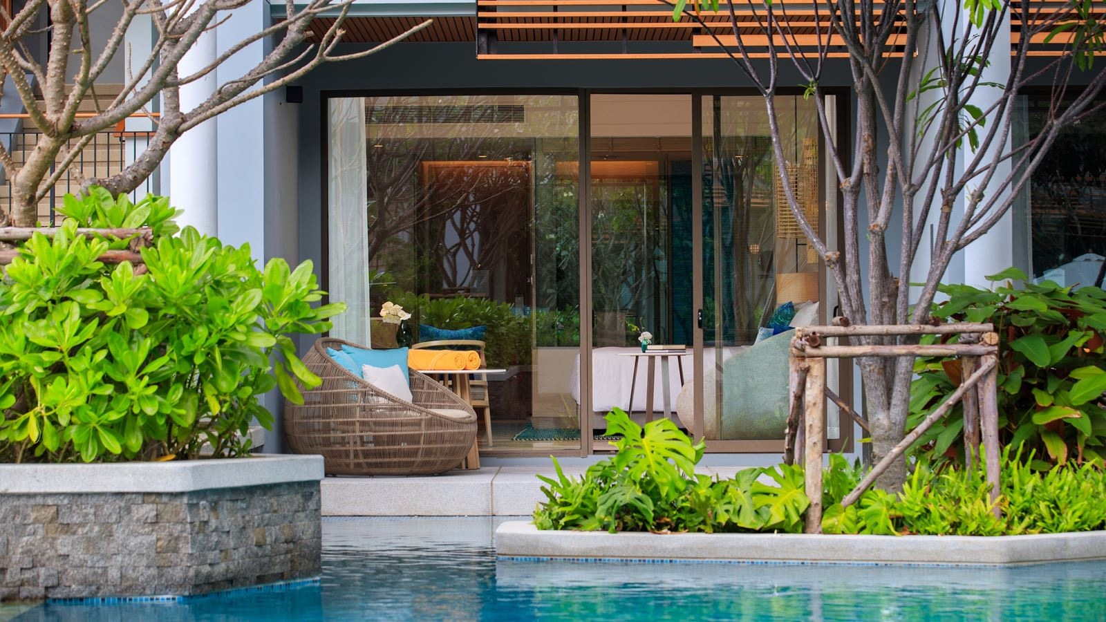 rooms-guestroom-pool-access