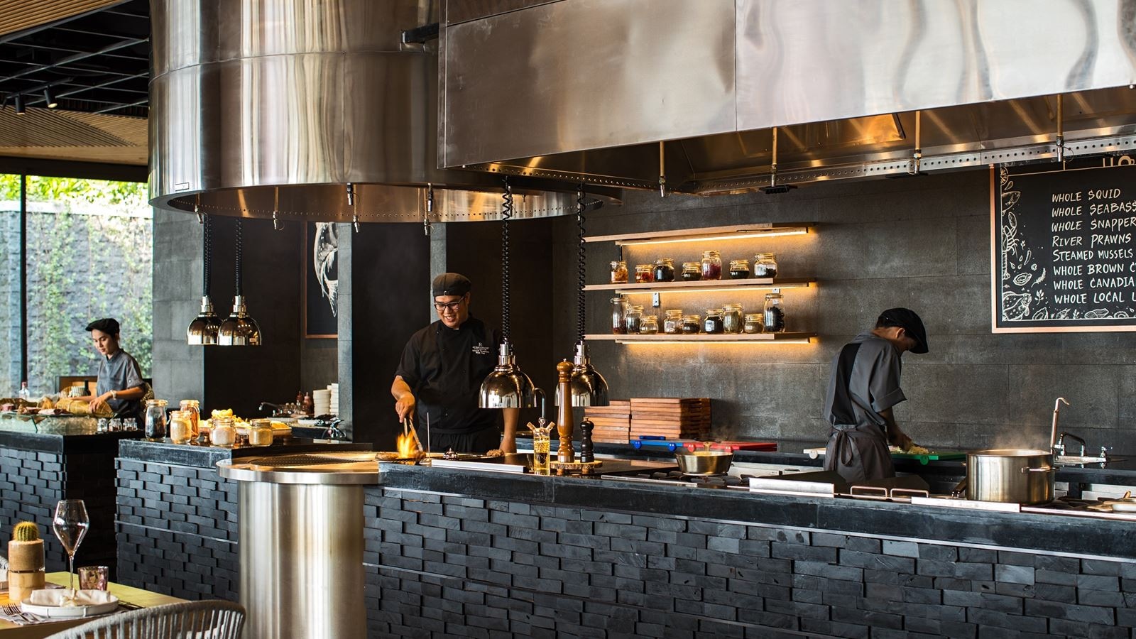 restaurants-pebbles-bar-and-grill