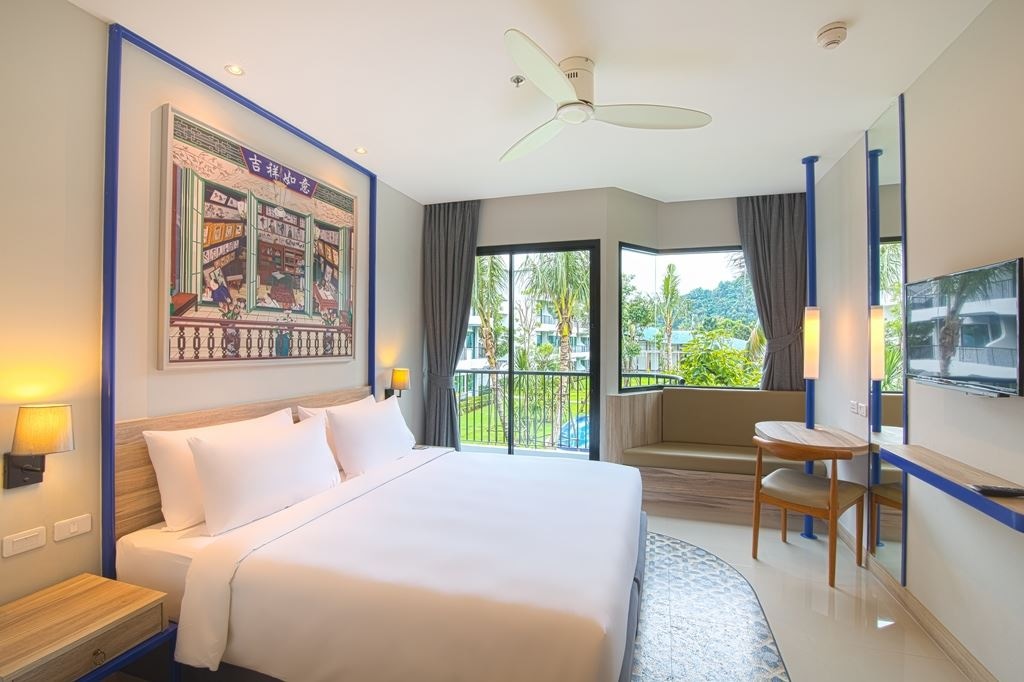 rooms-superior-pool-view-child-sharing-bed