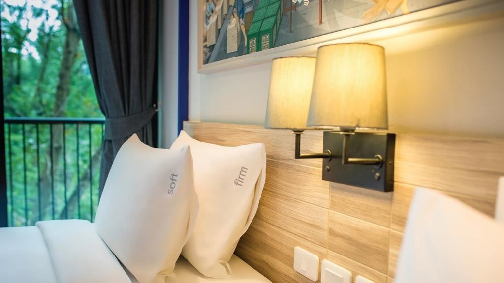 rooms-deluxe-pool-access-child-sharing-bed