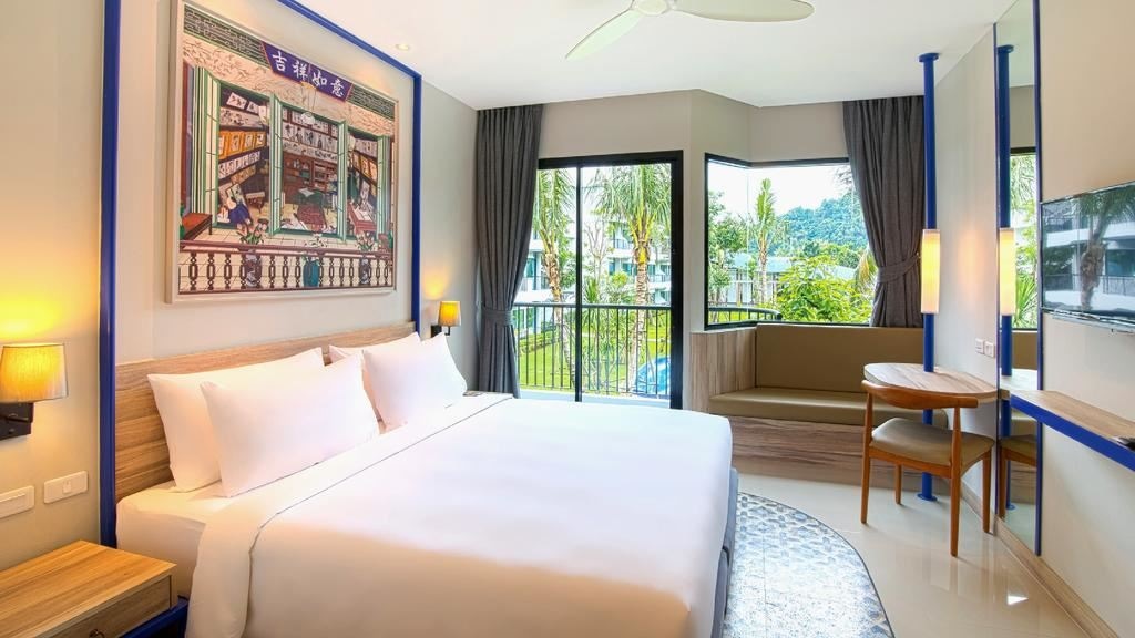 rooms-deluxe-pool-access-child-sharing-bed