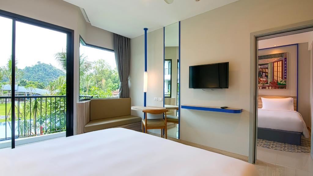 rooms-superior-pool-view-child-sharing-bed