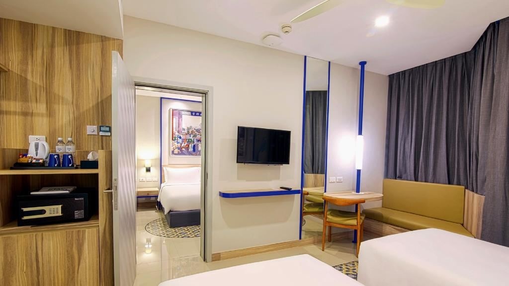 rooms-superior-pool-view-child-sharing-bed