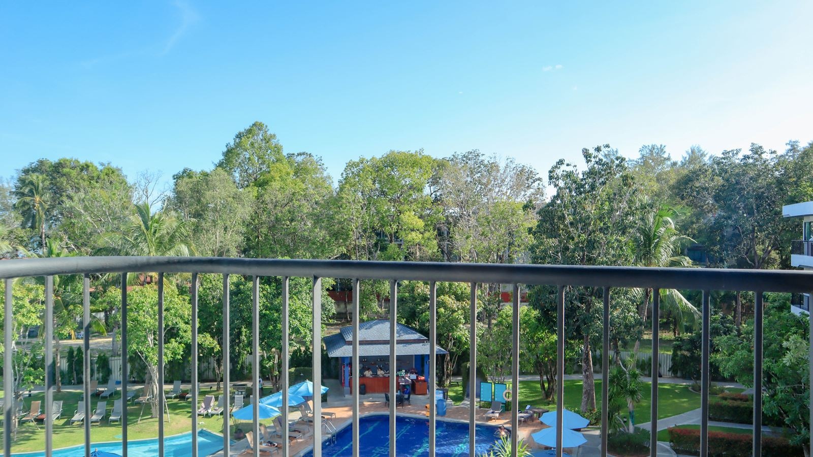 rooms-superior-pool-view-child-sharing-bed